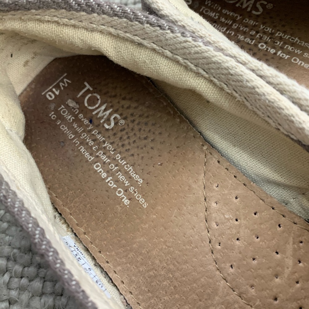 Toms - Picture 7 of 7
